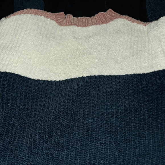 I am selling a sweater - Picture 3 of 4
